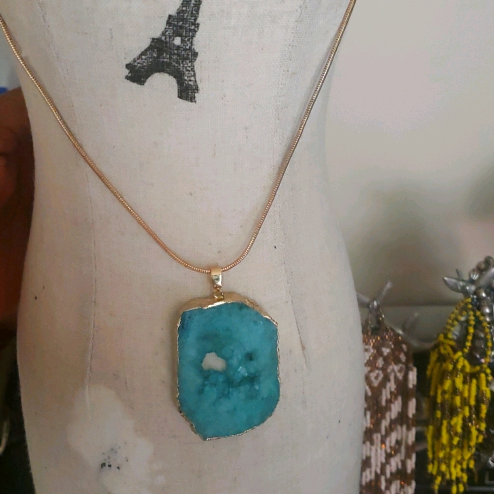 Blue pendant necklace